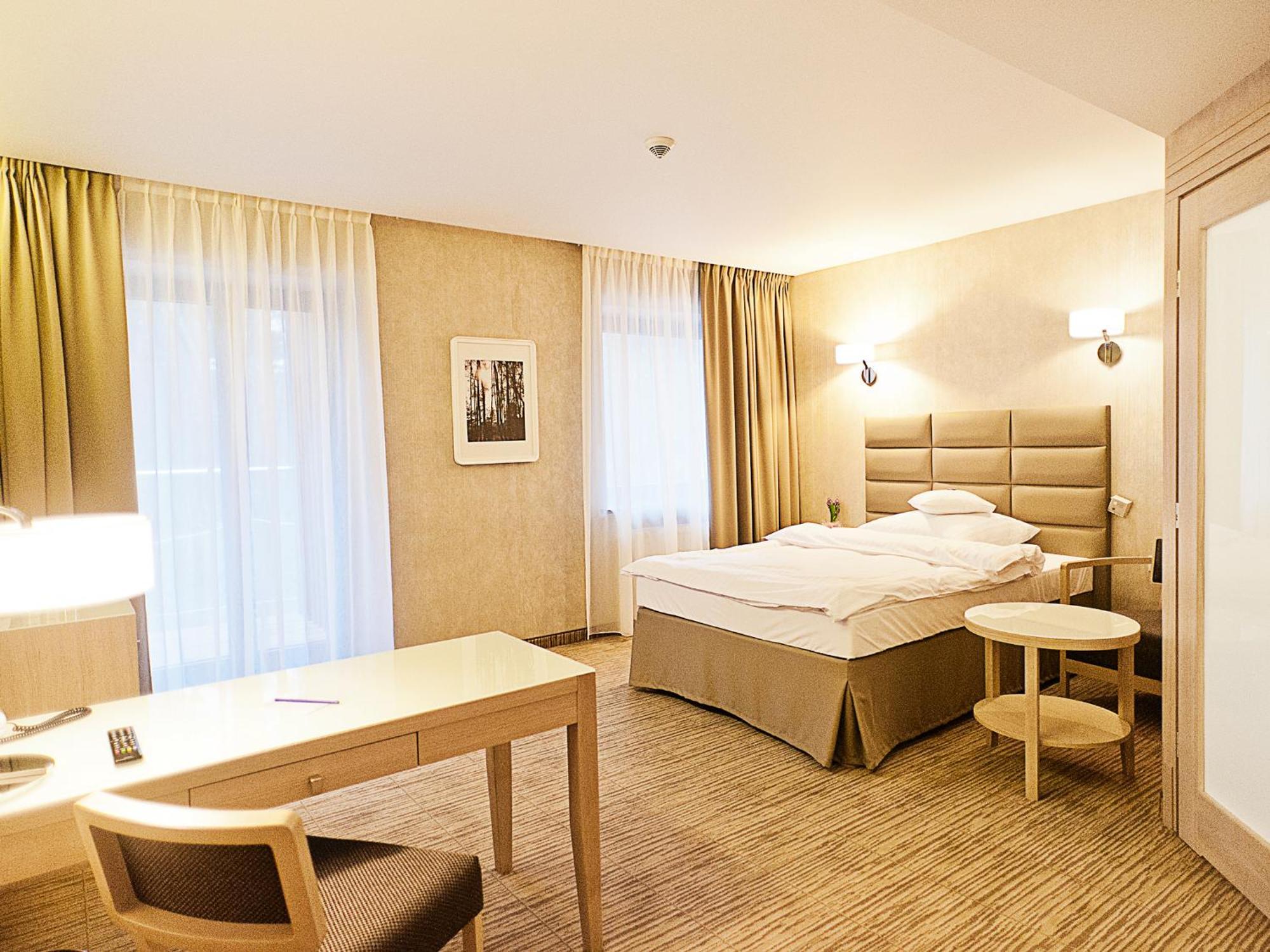 Columna Medica Otel Łask Oda fotoğraf